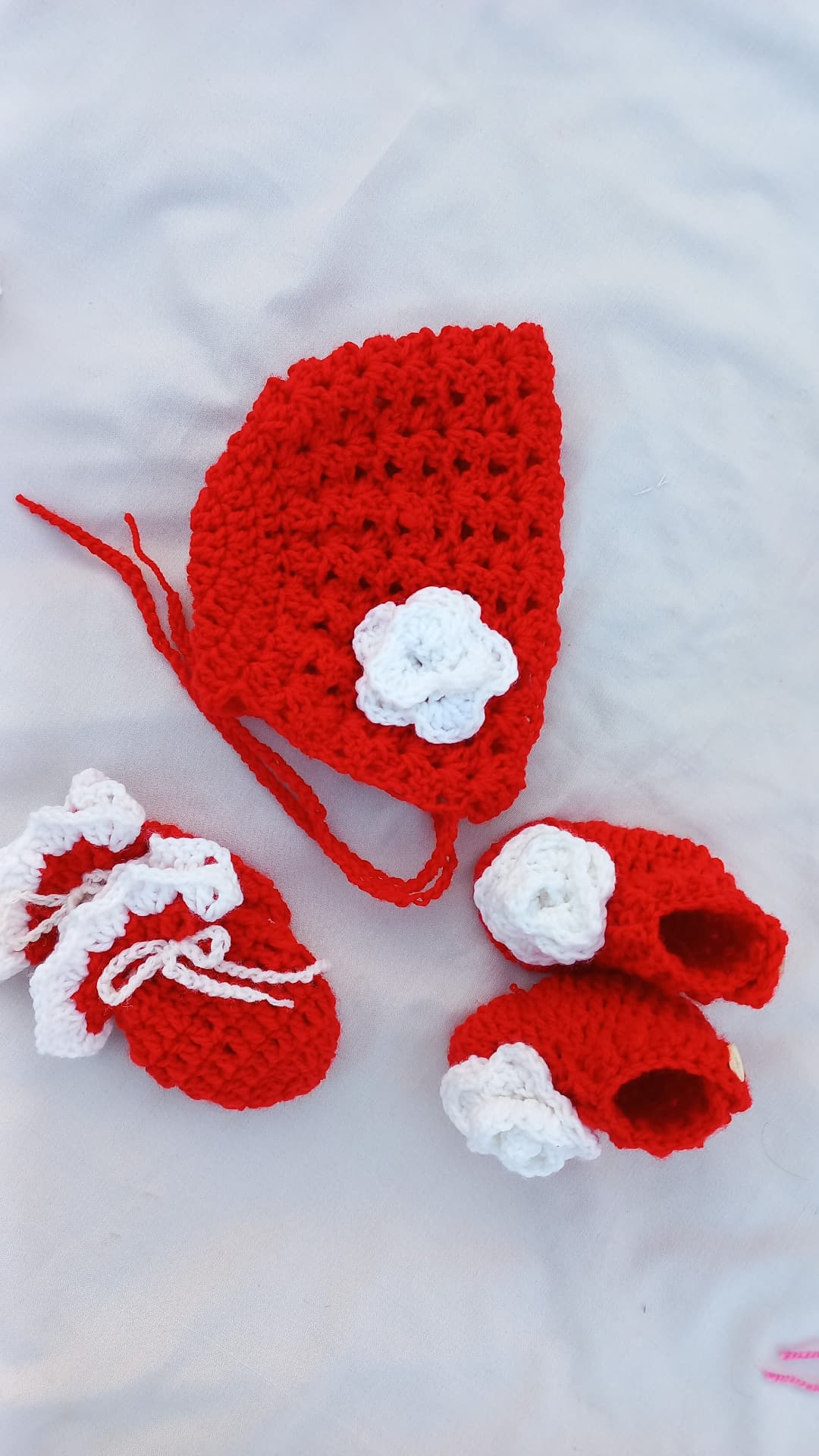 Rosebud bonnet cap set