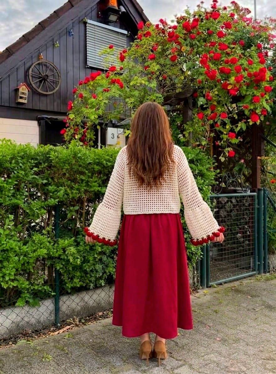 Whimsical sleeves top