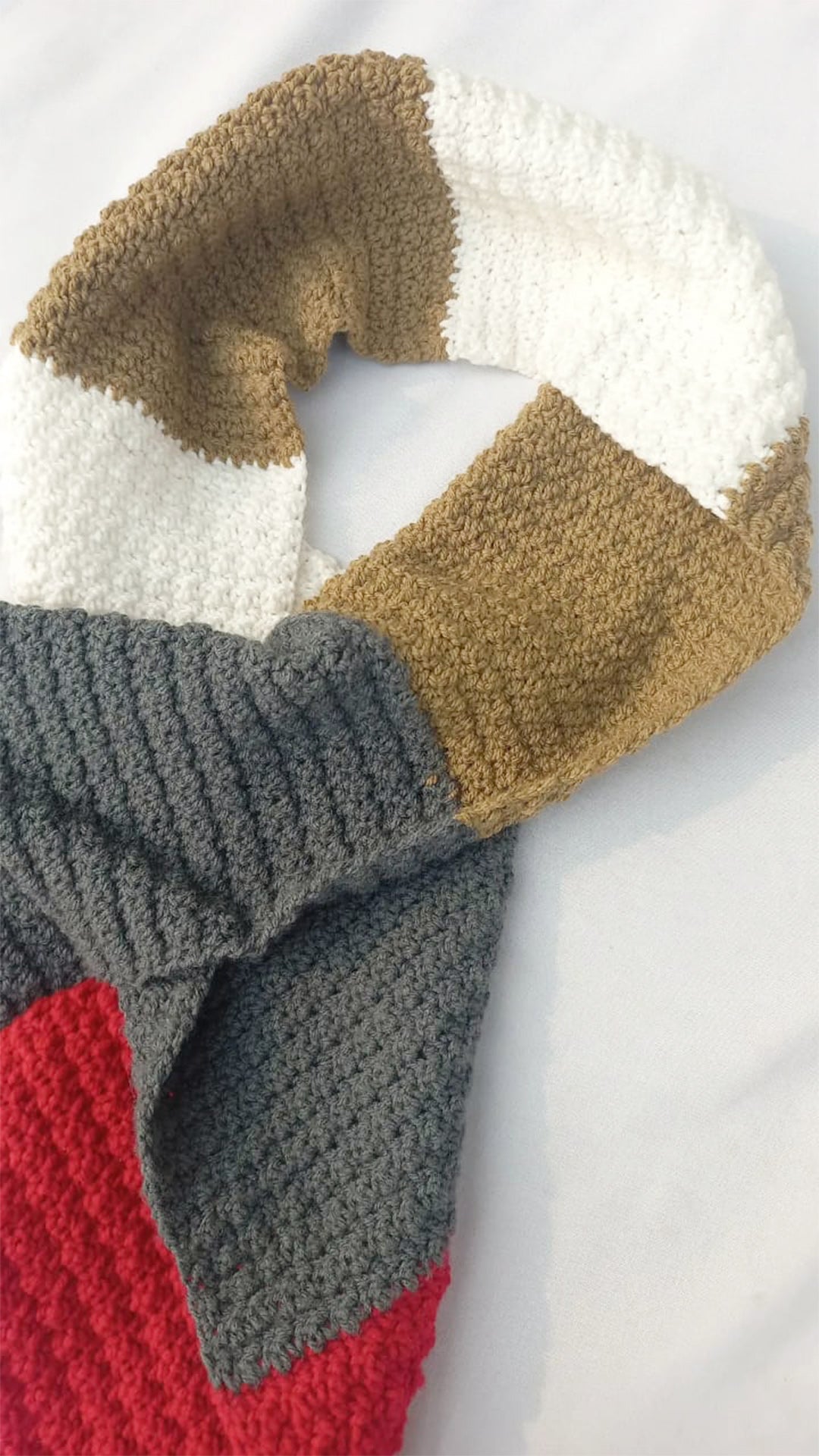 Colour block muffler